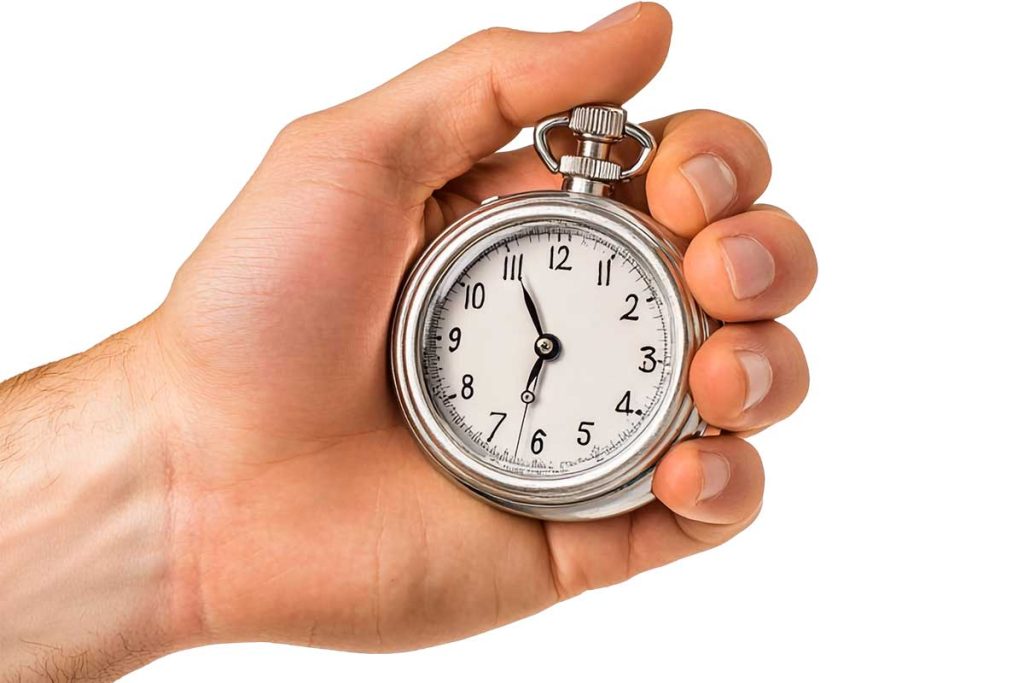 Uma mão segurando um relógio de bolso
