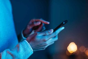 Mãos segurando celular